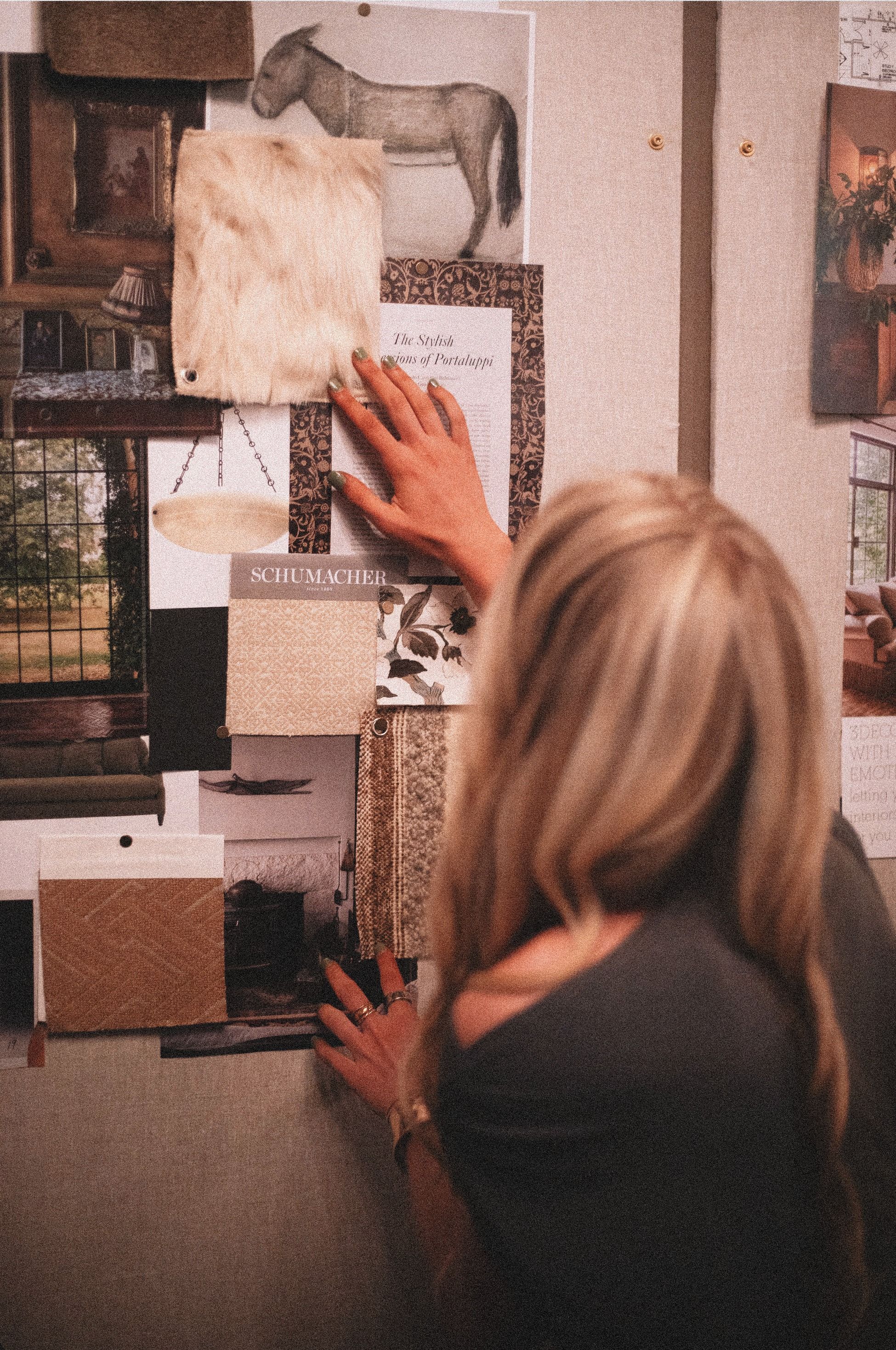 Designer organiza amostras e referências em um painel de interiores